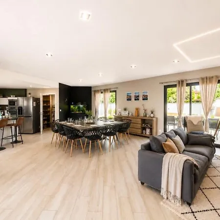 Villa 12 Personnes Avec Piscine, Jacuzzi Et Sauna Pres De Cognac