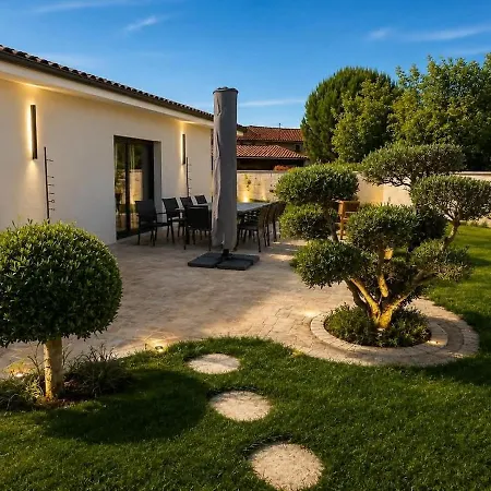 12 Personnes Avec Piscine, Jacuzzi Et Sauna Pres De Cognac *