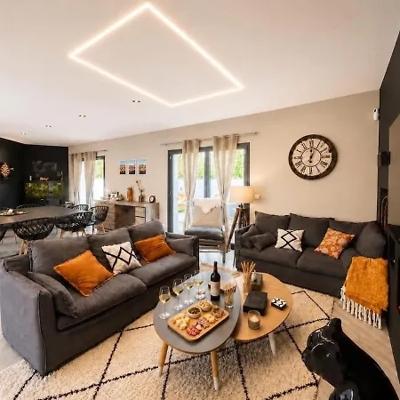 12 Personnes Avec Piscine, Jacuzzi Et Sauna Pres De Cognac * Merpins