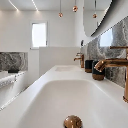12 Personnes Avec Piscine, Jacuzzi Et Sauna Pres De Cognac Villa