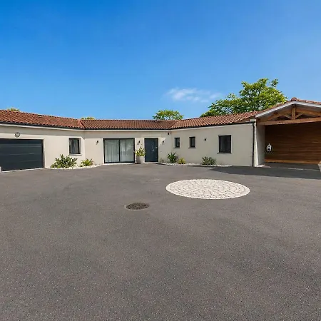 12 Personnes Avec Piscine, Jacuzzi Et Sauna Pres De Cognac Villa *