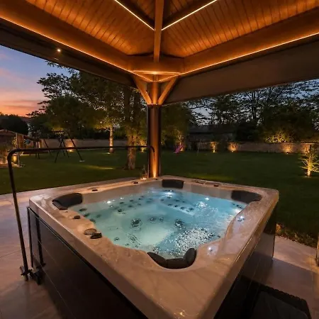 12 Personnes Avec Piscine, Jacuzzi Et Sauna Pres De Cognac