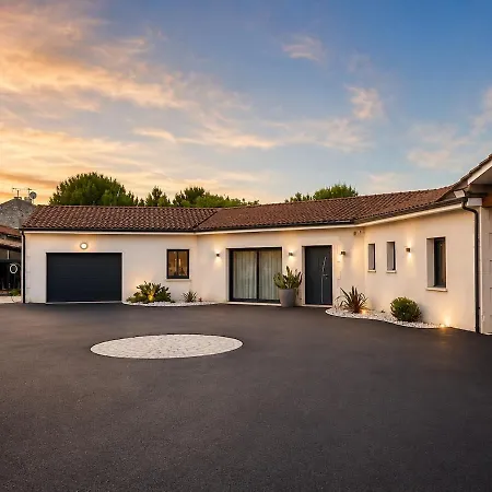 12 Personnes Avec Piscine, Jacuzzi Et Sauna Pres De Cognac * Merpins