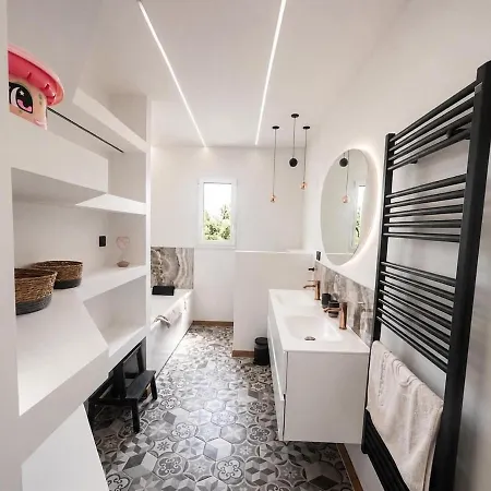 12 Personnes Avec Piscine, Jacuzzi Et Sauna Pres De Cognac Merpins