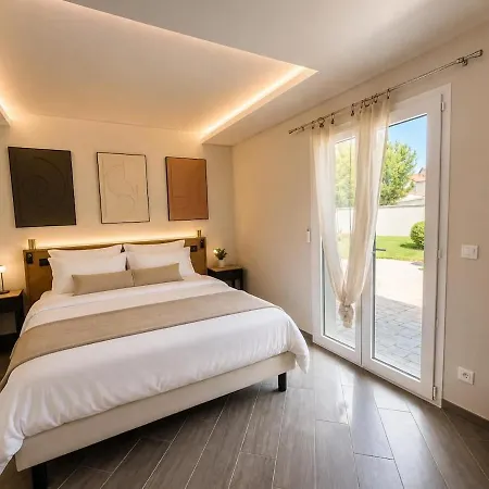 12 Personnes Avec Piscine, Jacuzzi Et Sauna Pres De Cognac Villa Merpins