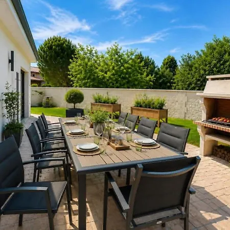 Villa 12 Personnes Avec Piscine, Jacuzzi Et Sauna Pres De Cognac *