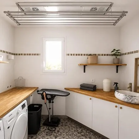 12 Personnes Avec Piscine, Jacuzzi Et Sauna Pres De Cognac Villa *